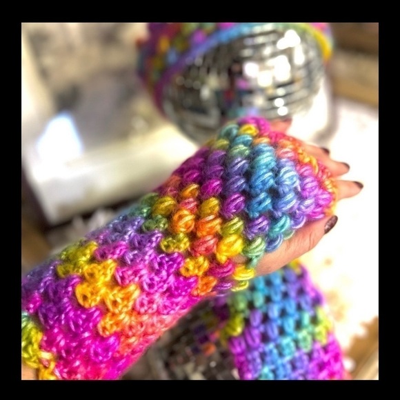 𝅺CROCHETED RAINBOW FINGERLESS GLOVES - Picture 3 of 6